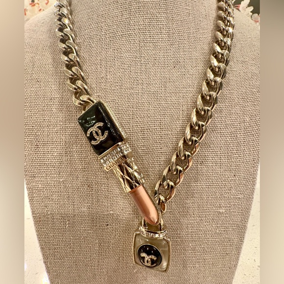 CHANEL Collector’s Lipstick CC Rhinestone studded necklace - Picture 4 of 7